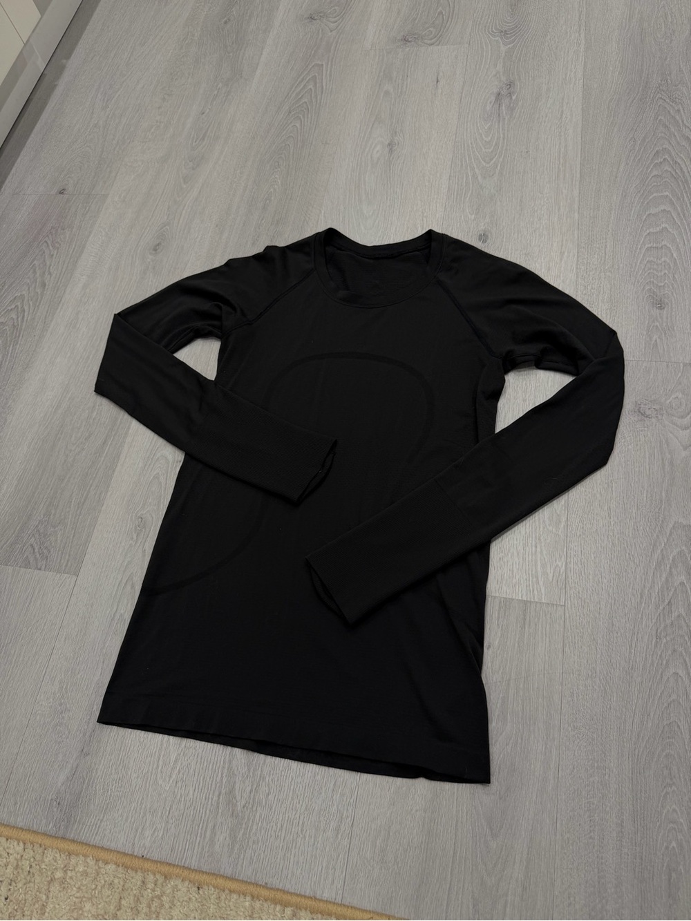 Women’s Black Lululemon Swiftly Tech long sleeve shirt size 4/6